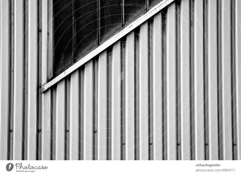 |||/ in Blech Industrieanlage Gebäude Architektur Mauer Wand Fenster Glas Metall alt hässlich grau Verfall Vergangenheit Vergänglichkeit Schwarzweißfoto