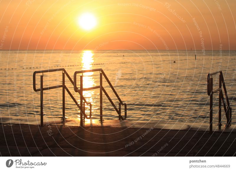 Treppengeländer am Meer bei Sonnenuntergang sonnenuntergang treppe romantik urlaub stille wasser Ferien & Urlaub & Reisen Erholung