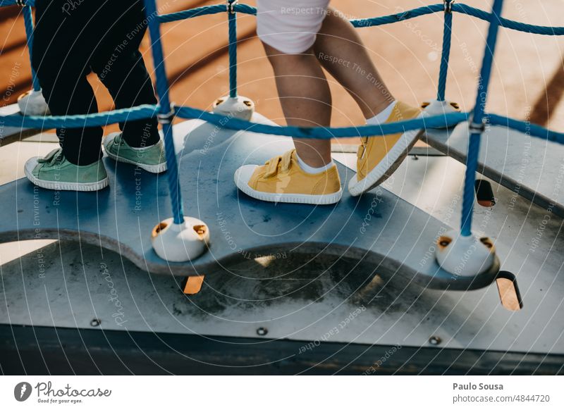 Close up Kinder mit Leinwand Schuhe spielen auf dem Spielplatz Kindheit Spielplatzgeräte Nahaufnahme farbenfroh Außenaufnahme Spielen Lifestyle Freude Tag