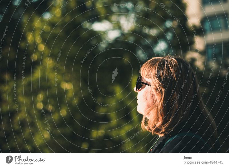 [hansa BER 2022] …von der Sonne geküsst Frau Frauengesicht Sonnenlicht sympathisch Gesicht natürlich schön authentisch Sonnenbrille Lächeln Porträt glücklich
