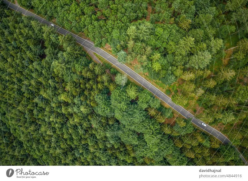 Luftaufnahme einer Straße mit zwei Autos im Odenwald Landschaft Natur wilhelmsfeld Europa Deutschland ländlich Baum grün Antenne Wald Dröhnen PKW fahren Verkehr