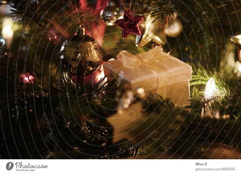 Bescherung Feste & Feiern Weihnachten & Advent leuchten glänzend gold Geschenk Schleife schenken verstecken Christbaumkugel Baumschmuck Weihnachtsbaum