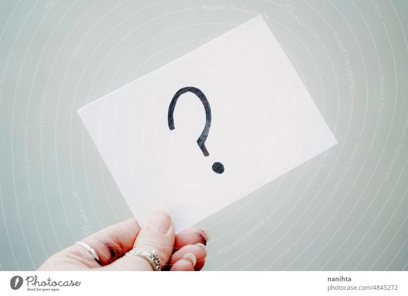 Vernehmungszeichen in einer weißen Visitenkarte Frage häufig Fragen Interrogation Zeichen Hintergrund FAQ Design schwarz einfach Hinweis Postkarte Anfrage