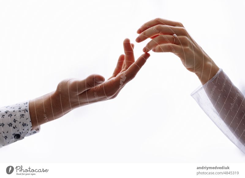 Konzept der menschlichen Beziehung, Gemeinschaft, Zusammengehörigkeit, Teamarbeit, Liebe, Symbolik, Kultur und Geschichte. Männliche und weibliche Hand reichen sich die Hand. Beziehung zwischen Menschen. Selektiver Fokus.