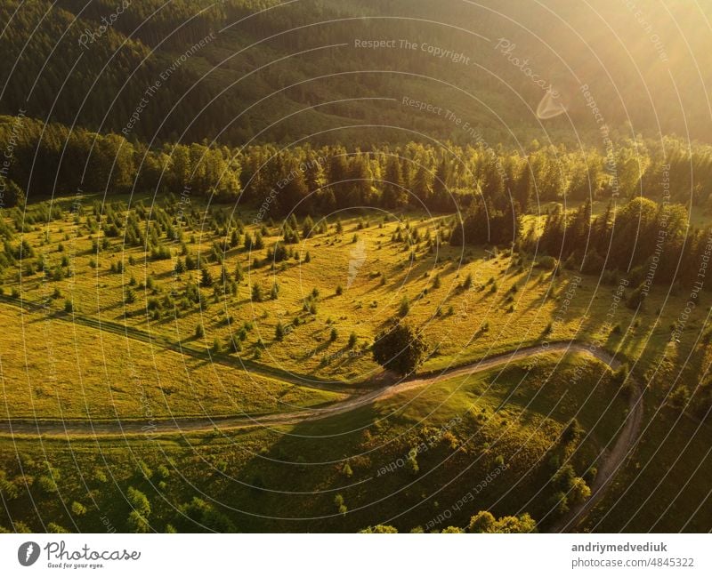 Luftaufnahme der schönen Bergkarpaten, Ukraine im Sonnenlicht. Drohne gefilmt eine Landschaft mit Nadel-und Buchenwälder, um eine kurvenreiche Serpentinenstraße, Kopter Luftaufnahme