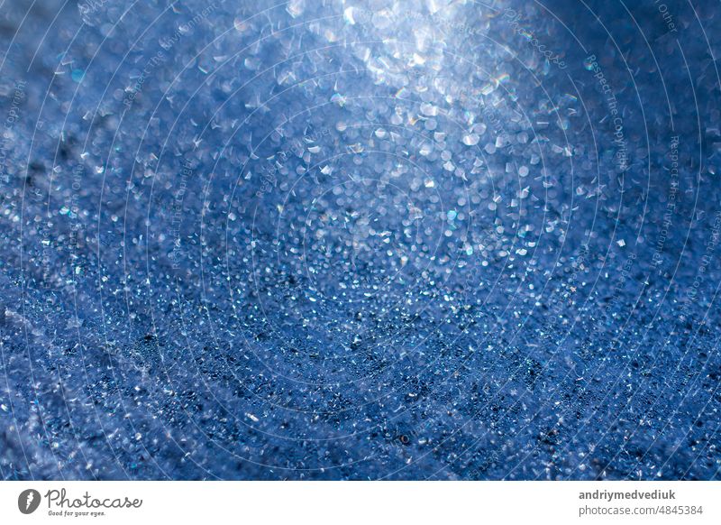 Nahaufnahme Wassertropfen auf blauem Hintergrund, Wassertropfen in der Makrofotografie. selektiver Fokus aqua Textur pantone Naturhintergrund Wetter abstrakt