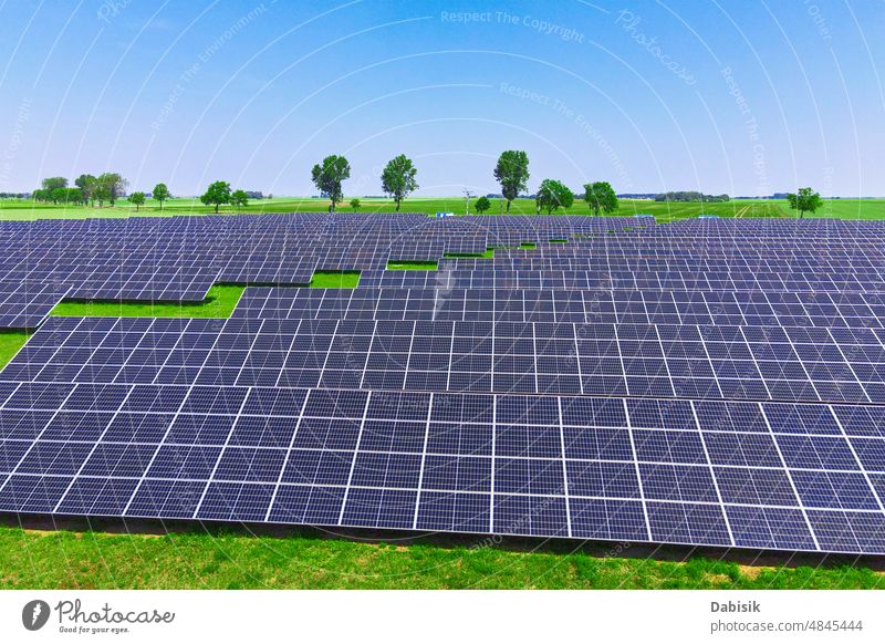 Sonnenkollektoren auf der grünen Wiese, Luftaufnahme solar Panel Energie Photovoltaik regenerativ nachhaltig Antenne Batterie Kraft Feld Technik & Technologie