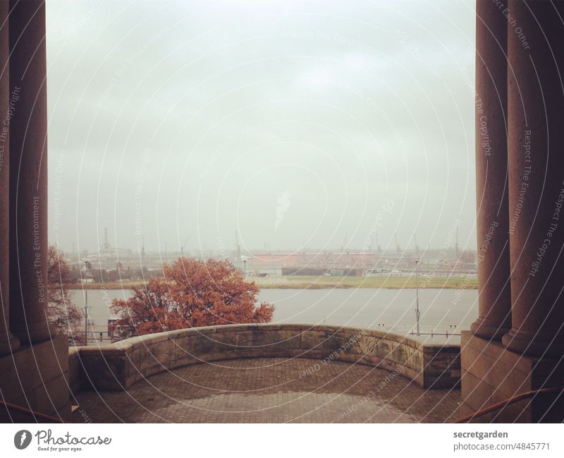 Herbstanfang Stettin Oder Fluss Gebäude Architektur nebelig trüb schlechtes Wetter Aussicht Hafen Horizont negativ Säulen historisch Himmel Wahrzeichen Stadt