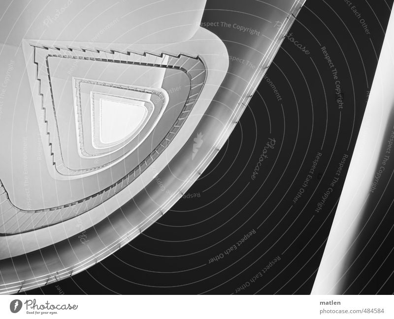 vierhundert Menschenleer Haus Hochhaus Gebäude Architektur Mauer Wand Treppe schwarz weiß Treppenhaus Treppengeländer Oberlicht Indirektes Licht Schwarzweißfoto