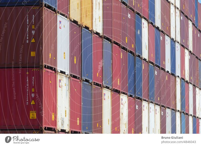 Industriecontainer. Metallkisten für den Transport von Handelswaren. Gewerbe Container Versand Wirtschaft Export Fracht importieren industriell