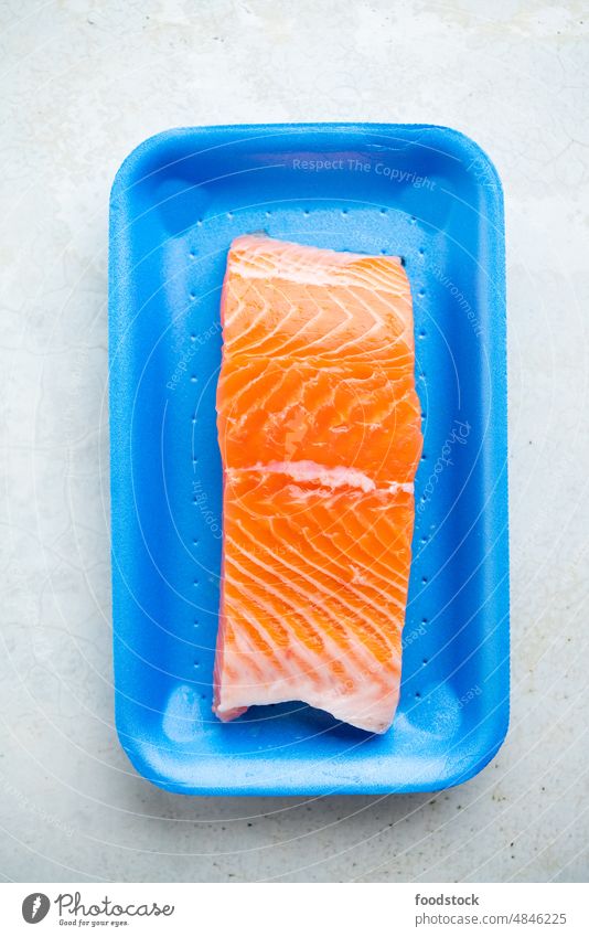 Frischer roher Lachs in einem Plastikbehälter, Nahaufnahme. atlantisch Verpackung blau abschließen Container Küche Diät Abendessen Filet Fisch Lebensmittel