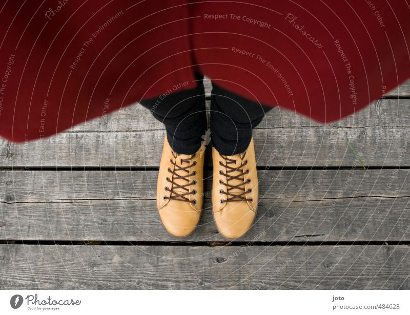 zeigt her eure füße, zeigt her eure schuh... Mensch Herbst Mantel Schuhe Blick frech niedlich gelb rot Entschlossenheit einzigartig Symmetrie Wachstum