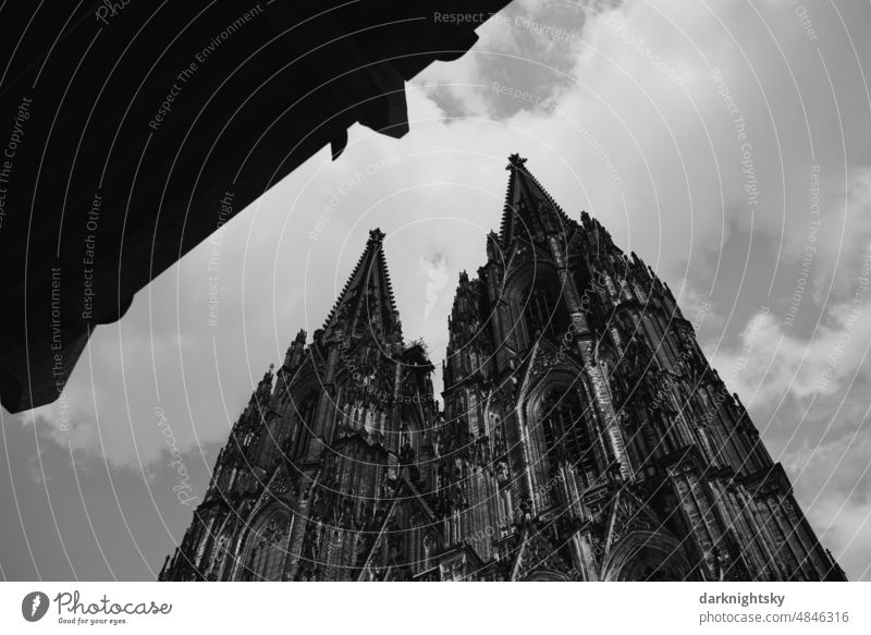 Kölner Dom mit einem modernen Gebäude, Domforum Kathedrale Reisen Urlaub riskant mittelalterliche Architektur Konstraste Türme Kirche Glaube Rheinland spannung