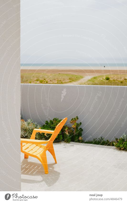 Gelber Sonnenstuhl auf einer Terrasse direkt am Meer Urlaubsstimmung Reise Ferienhaus Sommer gelb Plastik Ferien & Urlaub & Reisen Menschenleer Haus am Meer