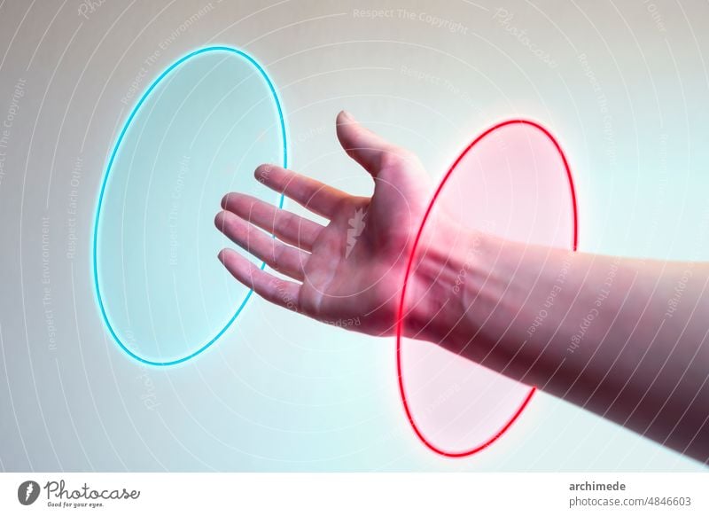 Eine Hand, die in ein Neonlicht als Tor zum Metaversum eintritt abstrakt ai Algorithmus Kunst Künstliche Intelligenz Augmented Reality jenseits kreisen Cloud