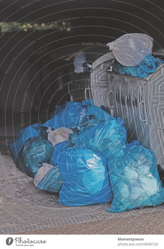 Müll Mülltonnen Müllsäcke Müllsack blau entsorgen Müllentsorgung wegwerfen Recycling Müllabfuhr Umweltschutz Müllbehälter Ordnung Abfall Sauberkeit