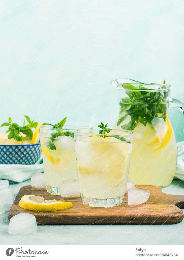 Frische Zitronenlimonade in Krug und Gläsern Sommer Limonade aufgegossen trinken Cocktail Frucht Blatt gefroren Italienisch Frühling Glas Saft Zitrusfrüchte