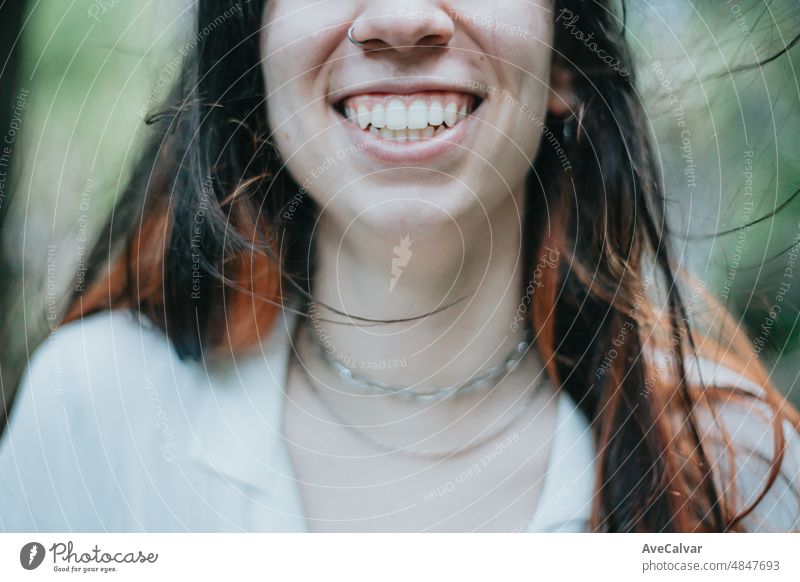 Close up Bild einer jungen Frau Lächeln mit großen Zähnen und niedlichen Grübchen. Therapie und auf der Suche nach Hilfe, Psychologie und Psychiatrie Konzepte, Kopie Raum