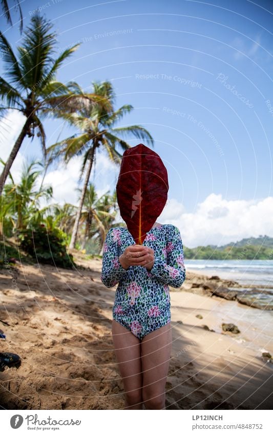 CR XIV. PURA VIDA Strand Mädchen Blatt halten Palmen Meer Kind Urlaub Tourismus Costa Rica Sandstrand Karibik Ferien & Urlaub & Reisen Spielen Natur