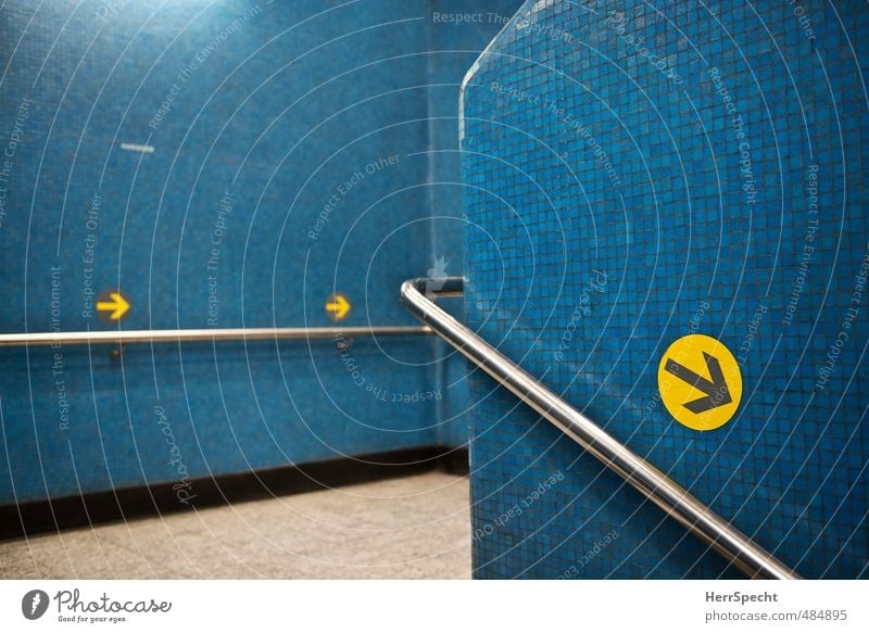 Linksverkehr Hongkong Stadt Gebäude Architektur Mauer Wand Treppe Schilder & Markierungen blau gelb Ordnungsliebe planen Verbote U-Bahn U-Bahnstation