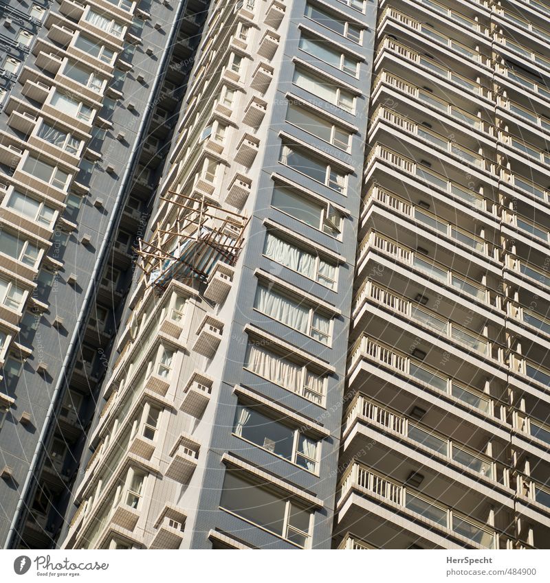 Provisorium Hongkong Hochhaus Gebäude Architektur Fassade Balkon bedrohlich lustig oben Stadt verrückt grau Wohnung Baugerüst Bambusstange Absturzgefahr