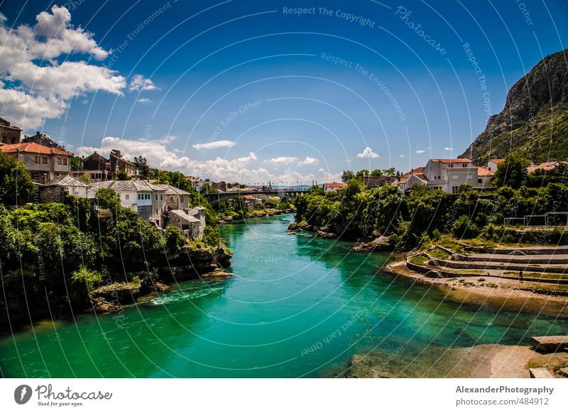 Der Neretva in Mostar, Bosnien Herzigovina Bosnien-Herzegowina Europa Stadt Brücke blau grün Fluss Landschaft Reisen Farbfoto Außenaufnahme Textfreiraum oben