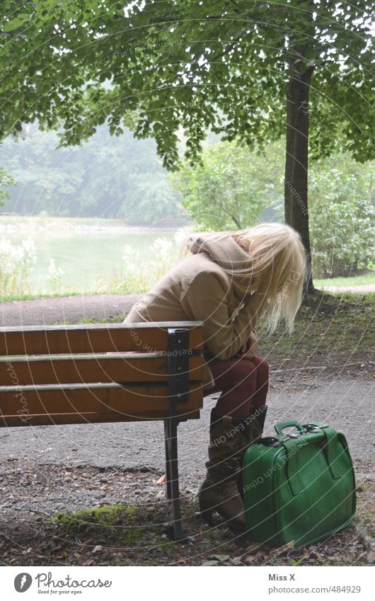 Melancholie Ferien & Urlaub & Reisen Ausflug Mensch feminin 1 18-30 Jahre Jugendliche Erwachsene Park Wege & Pfade blond weinen Gefühle Stimmung Traurigkeit
