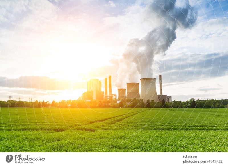 Braunkohlekraftwerk bei hellem Sonnenlicht und bewölktem Himmel Energie mischen Kohle Pflanze regenerativ solar Wind blau braun Kohlenstoff Wolken