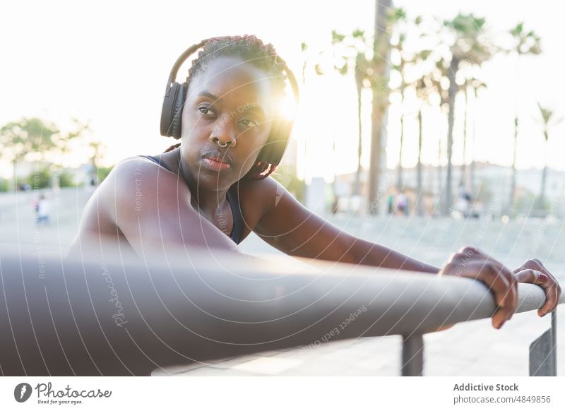 Schwarze Sportlerin beim Stretching auf der Straße Training passen schwarz Frau Fitness Athlet Sportbekleidung Wellness Übung Gesundheit Energie Vitalität aktiv