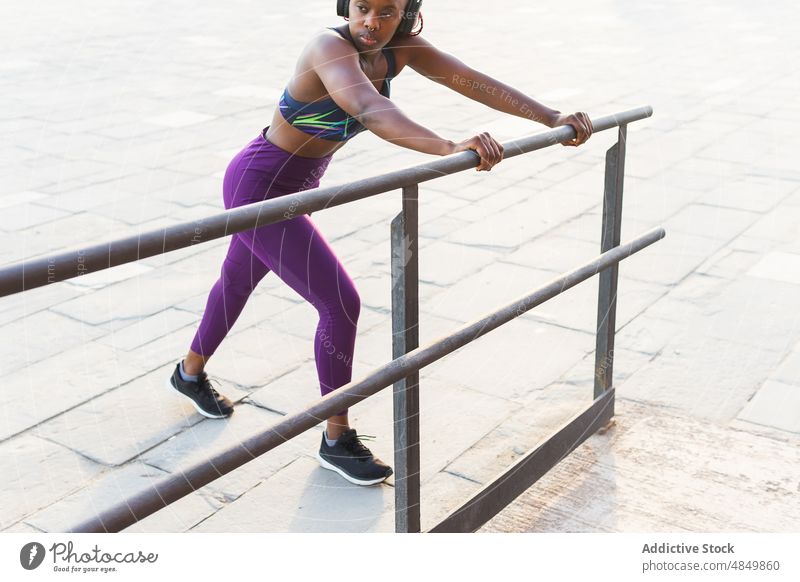 Schwarze Sportlerin beim Stretching auf der Straße Training passen schwarz Frau Fitness Athlet Sportbekleidung Wellness Übung Gesundheit Energie aktiv