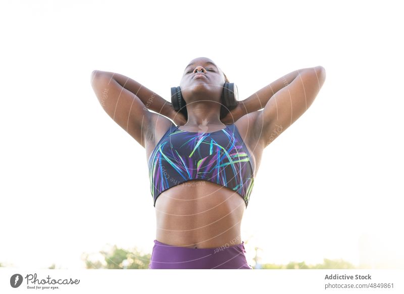 Schwarze Sportlerin streckt den Hals auf der Straße Training passen Frau Fitness Athlet Sportbekleidung Wellness Übung Gesundheit Energie Vitalität aktiv