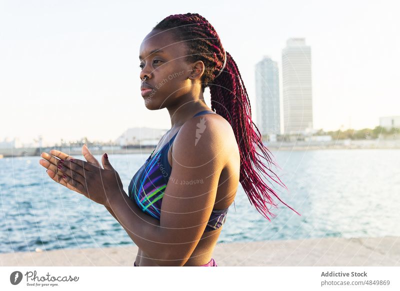 Schwarze Sportlerin am Strand stehend schwarz Frau Porträt ruhen Training passen Meeresküste Dehnübung Fitness Athlet Sportbekleidung Wellness Übung Gesundheit