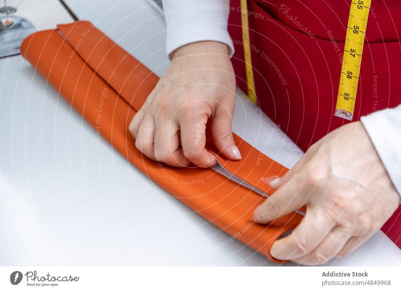 Anonyme Näherin beim Nähen im Atelier nähen Textil Industrie Gewebe Werkstatt Damenschneiderin Werkzeug Herstellung Nähmaschine Instrument Vorrichtung Stoff