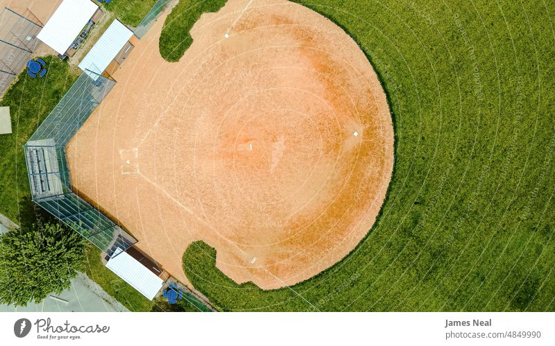 Frühlings-Baseball-Diamanten im ländlichen Park Gras Zeitvertreib Farbe Amerikaner Ball Team Hintergrund Basis modern Sommer national Wisconsin Schmutz amerika
