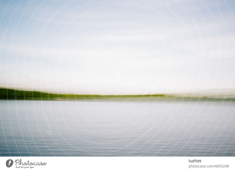 abstrakte verschwommene Ansicht von Himmel Meer und Strand verschwommener Hintergrund Bewegungsunschärfe icm ICM-Technik schemenhaft abstrakte Fotografie