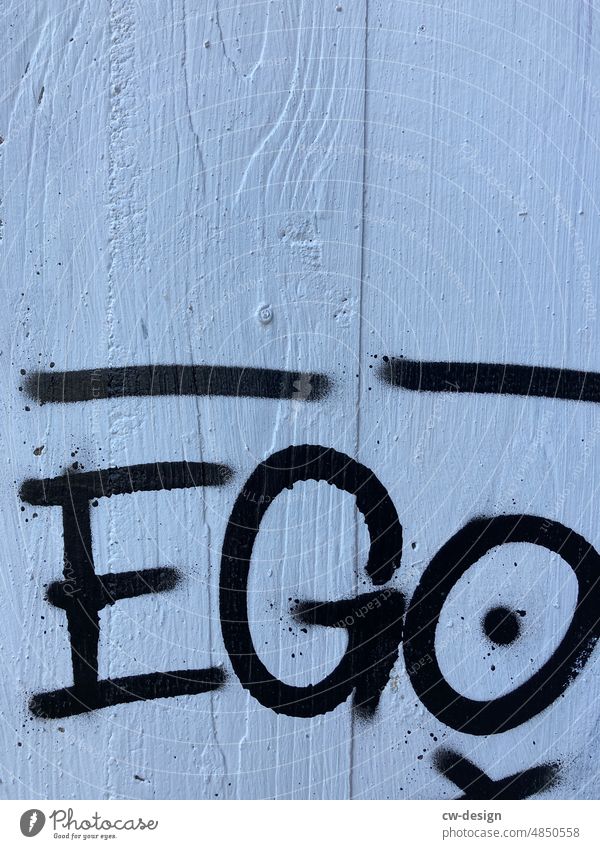 Graffiti mit dem Tag „EGO“ Ego Mensch Farbfoto Alter Ego Mann Porträt Erwachsene Identität Junger Mann Außenaufnahme Jugendliche 18-30 Jahre maskulin Lifestyle