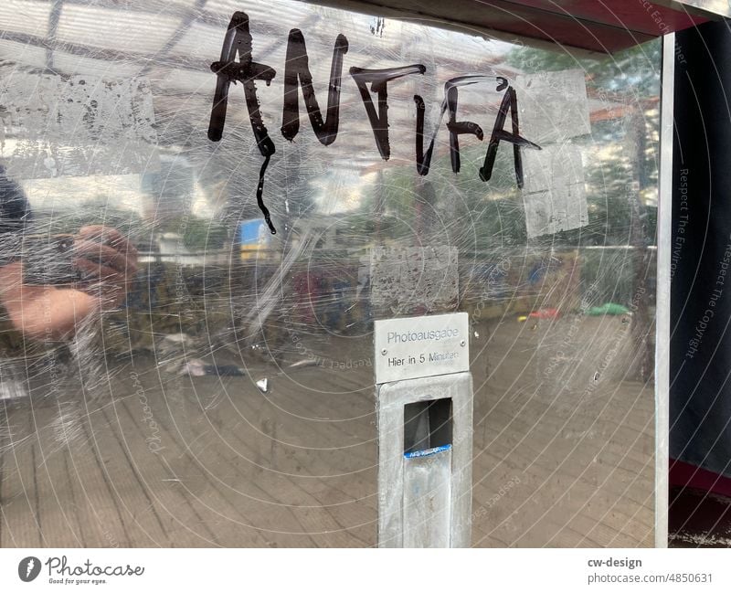 Antifa - Photoausgabe - Hier in 5 Minuten politisch Politik & Staat Graffiti Schriftzeichen Gesellschaft (Soziologie) Buchstaben Zeichen links protestieren