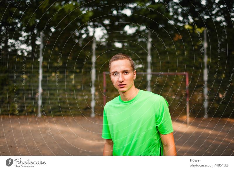 Junger Mann auf dem Fußballplatz mit grünen T-shirt Fitness Sport-Training Sportler maskulin Jugendliche 1 Mensch 13-18 Jahre 18-30 Jahre Erwachsene Wald