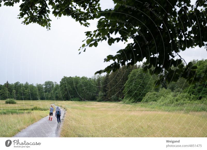 Wandern mit Kindern Kita Wiese Urlaub Weg Regen Ferien Bayern