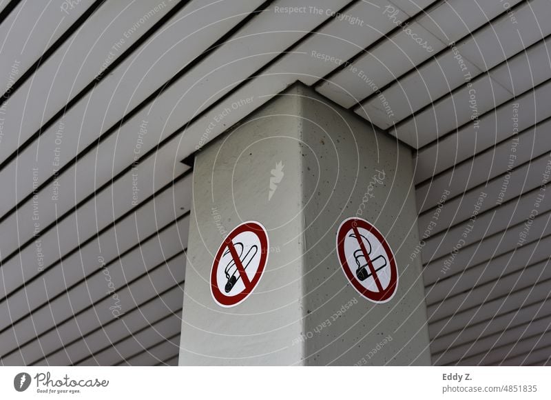 Rauchen verboten Aufkleber auf einer grauen Säule. Der Bereich wo Menschen nicht rauchen dürfen. Verbot Schilder & Markierungen Verbotsschild Warnschild