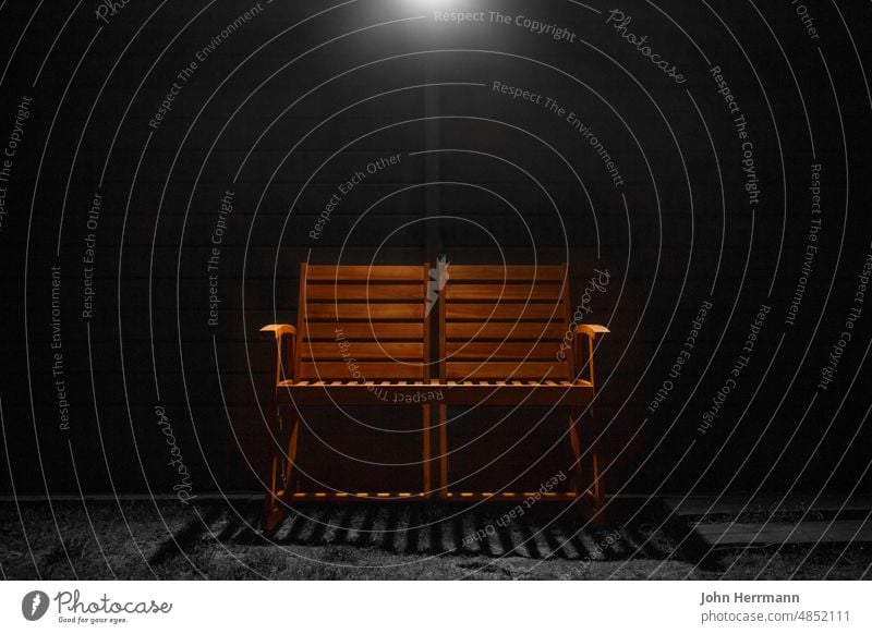 Sitzbank im dunkeln Bank sitzen Licht Lichtschein Stille Ruhe leer einsam friedlich Holzbank beleuchtet Kontrast Schatten Nacht kalt schwarz weiß Sitzplatz