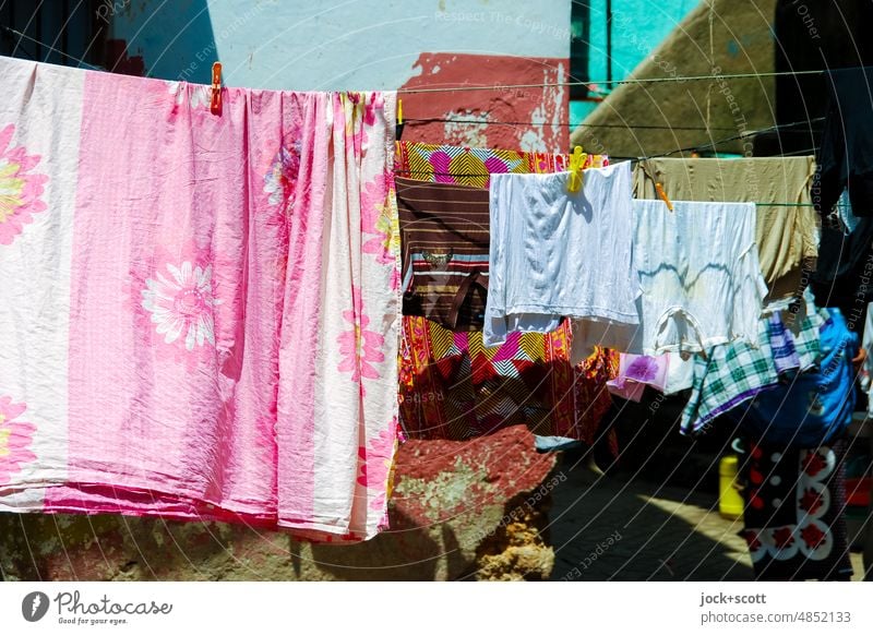 ein Waschtag in Mombasa Wäsche Ordnungsliebe trocknen nebeneinander Wäscheleine Textilien Haushaltsführung Alltagsfotografie authentisch hängen Stoffmuster