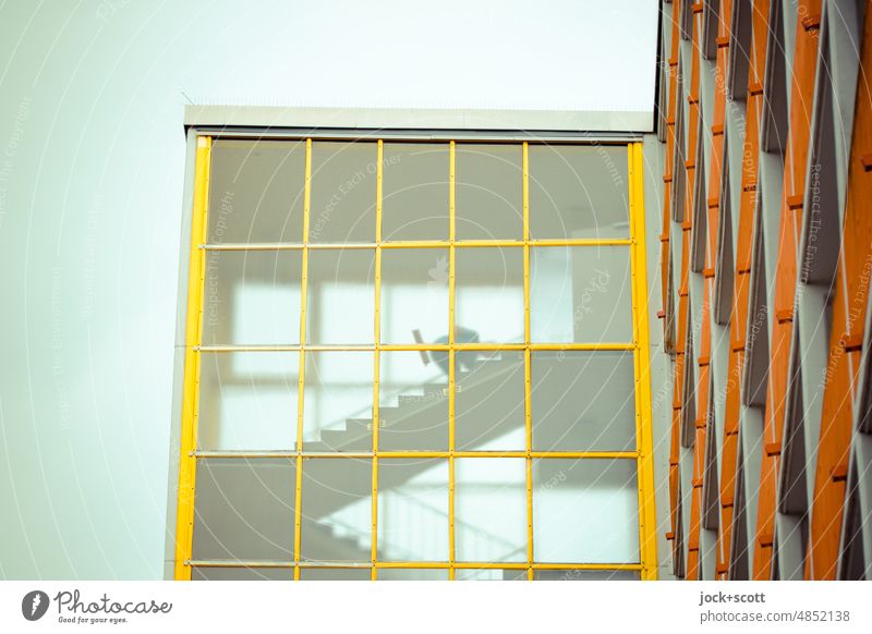 [hansa BER 2022] kehren und fegen im Treppenhaus Strukturen & Formen Architektur abwärts Hansaviertel Berlin Silhouette Stil durchsichtig Fassade transparenz