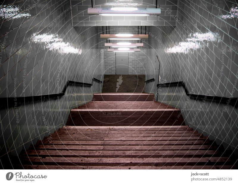 Stufe für Stufe in den Untergrund Alexanderplatz Wege & Pfade Treppe unterirdisch Fliesen u. Kacheln Symmetrie Architektur Kunstlicht Strukturen & Formen Berlin