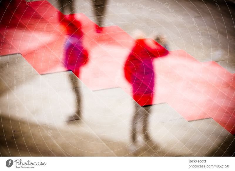 zurück auf dem roten Teppich Person Treppe Roter Teppich Doppelbelichtung Strukturen & Formen Reaktionen u. Effekte Experiment Surrealismus Silhouette abstrakt