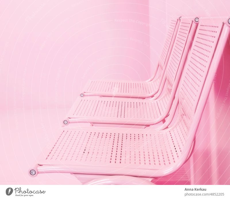 Rosafarbene Stuhlreihe vor einer rosa Wand stühle drei Warteraum warten wartebereich bestuhlt einfarbig ruhige Umgebung Sitzgelegenheit Szene Innenaufnahme