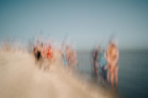 eine anonyme, verschwommene Menschenmenge am Strand Anonymität Weg Ungewisse Zukunft vibrierend geheimnisvoll unscharf Depression Angst angstzustand ungewiss