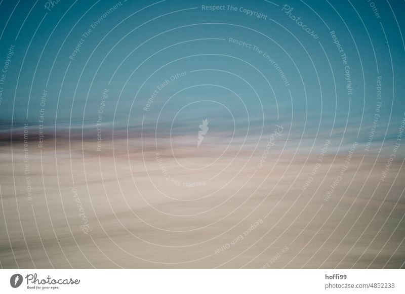 abstrakte verschwommene Ansicht von Himmel Meer und Strand Horizont Wasser verschwommene Bewegung defokussiert Unschärfe im Freien Geschwindigkeit ICM-Technik