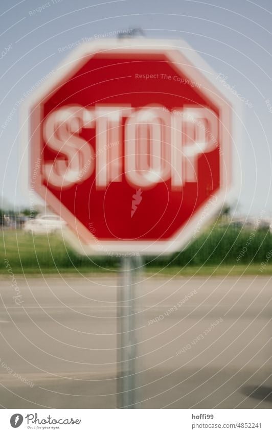 unscharfes verwackeltes Stop Schild Stopsignal Stoppschild Verkehrszeichen stoppen Schilder & Markierungen Verkehrsschild Hinweisschild rot Halt gefährlich