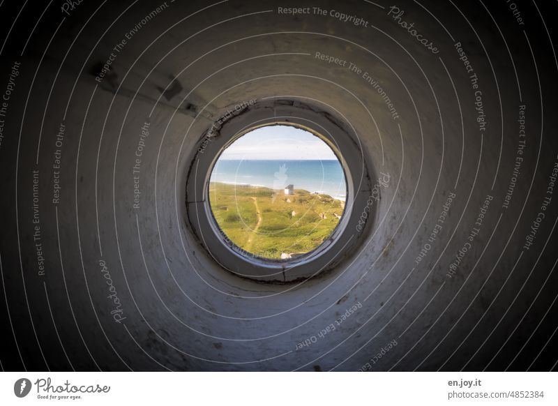 Fenster im Leuchtturm an der Ostsee Bullauge Aussicht Meer Nordseeküste Dänemark Horizont rund Küste Ferien & Urlaub & Reisen